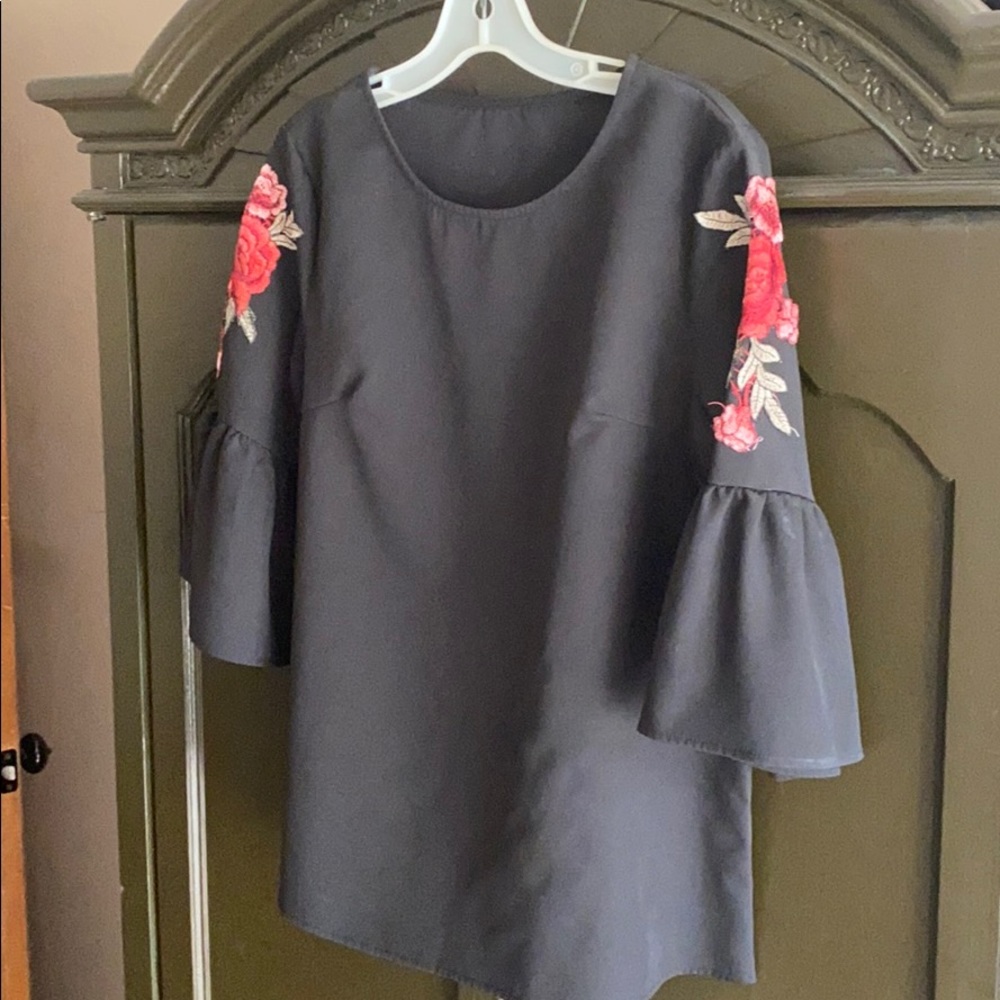 Women’s Lg embroidered trumpet sleeve blouse